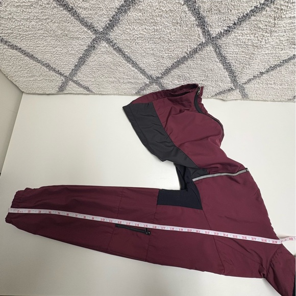 MEC Women’s Medium Vintage Maroon Lightweight Running Jacket Light Reflecting - Picture 10 of 10